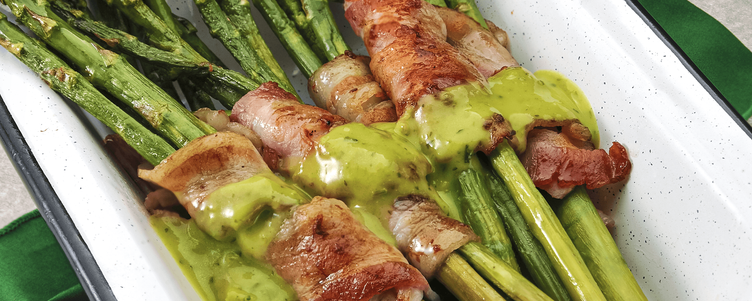 Imagen de Espárrago y tocino con dip de Guacamole