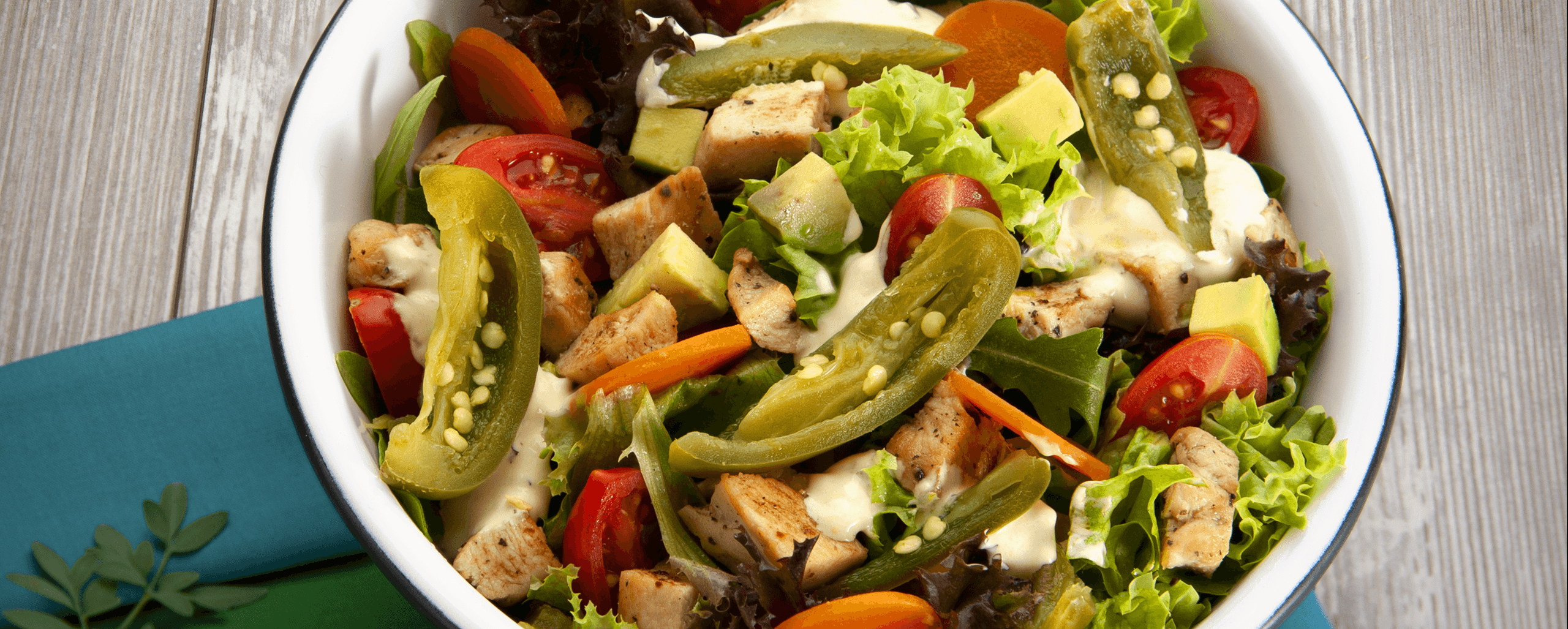 Imagen de Ensalada de pollo con lechugas, mayonesa y Rajas de Jalapeños en Escabeche