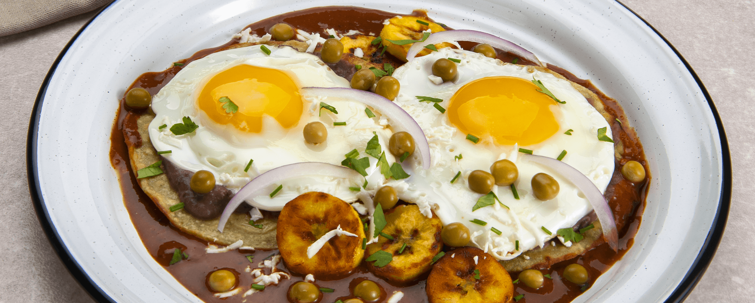 Imagen de Huevos motuleños al Chilpotle