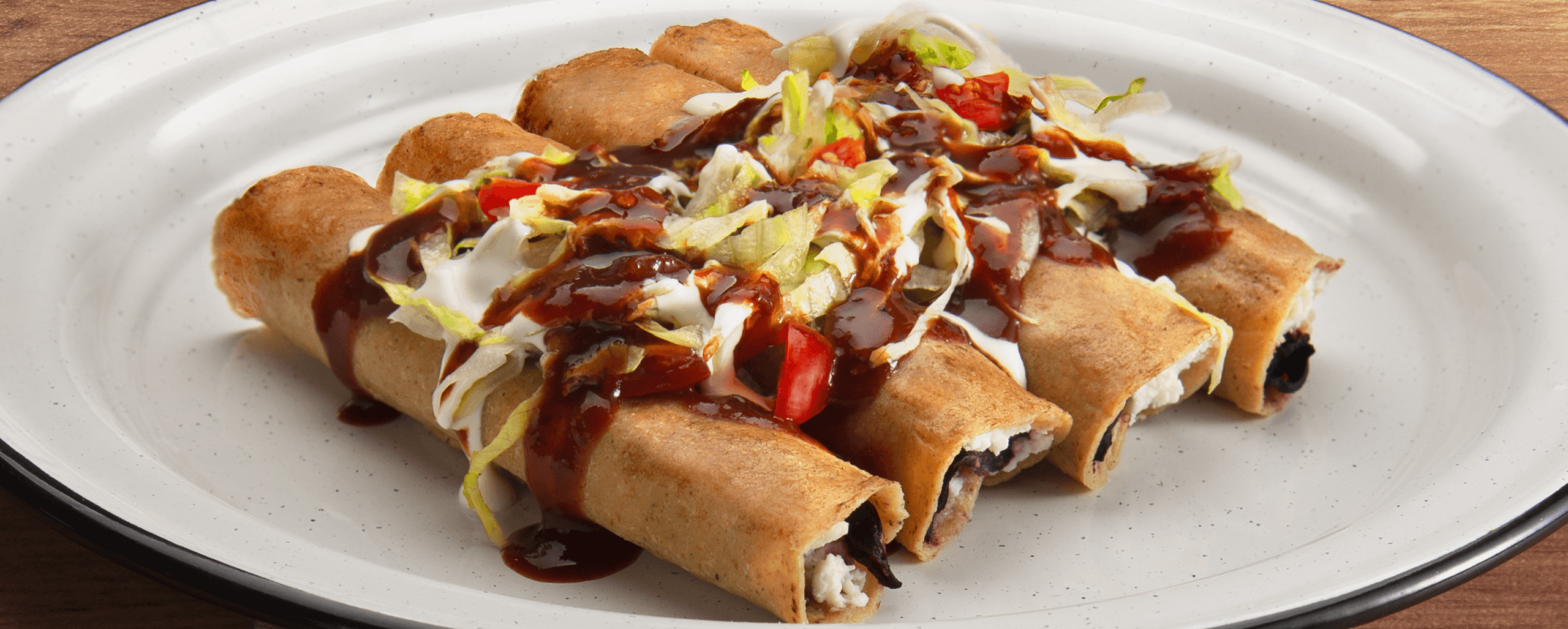 Imagen de Tacos dorados de requesón, jamaica y epazote con Salsa Chilpotle