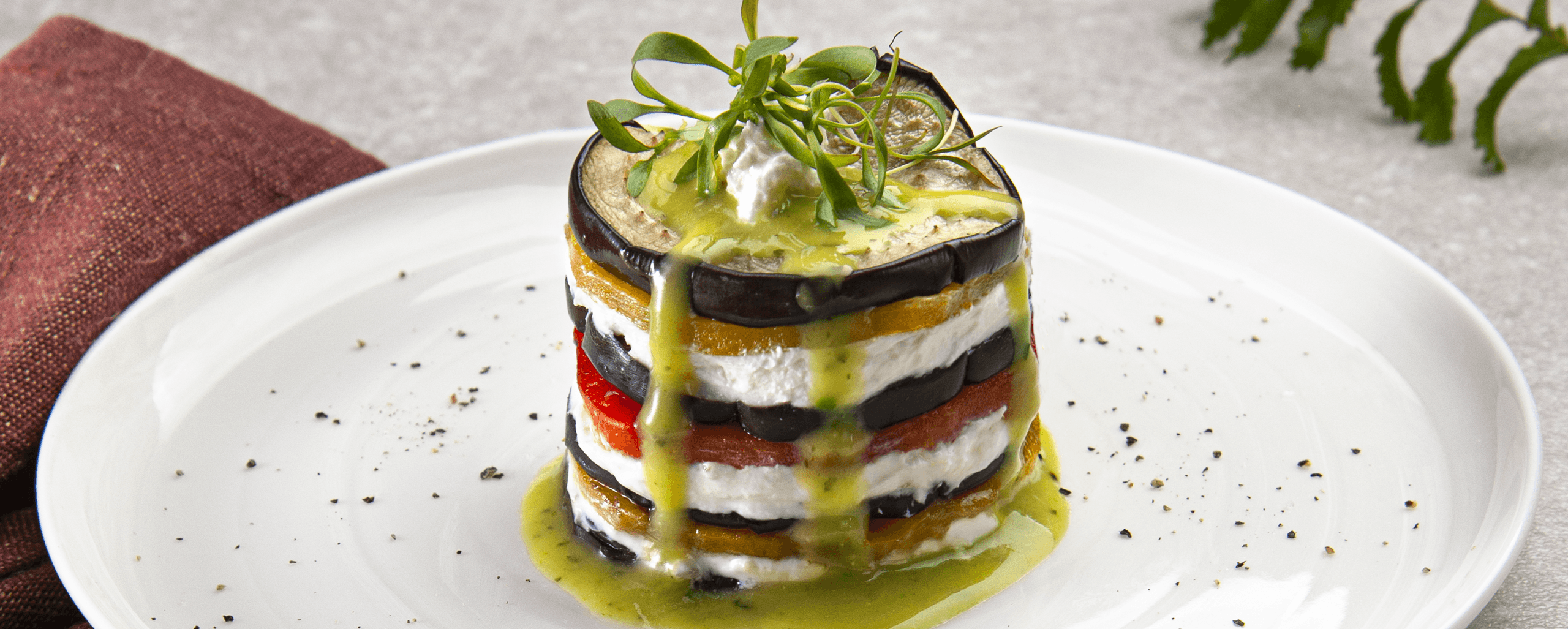 Imagen de Timbal de berenjena, jocoque y pimiento con Guacamole