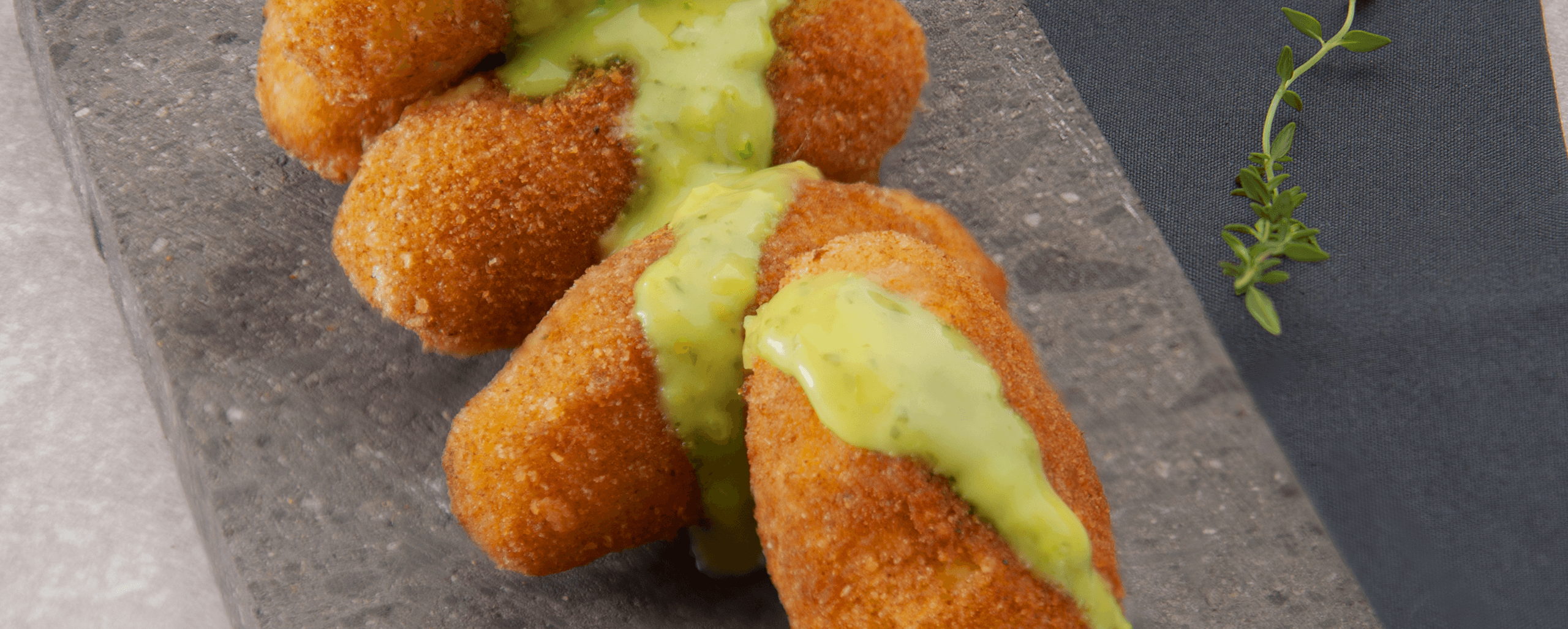 Imagen de Croquetas de plátano con Salsa de Guacamole