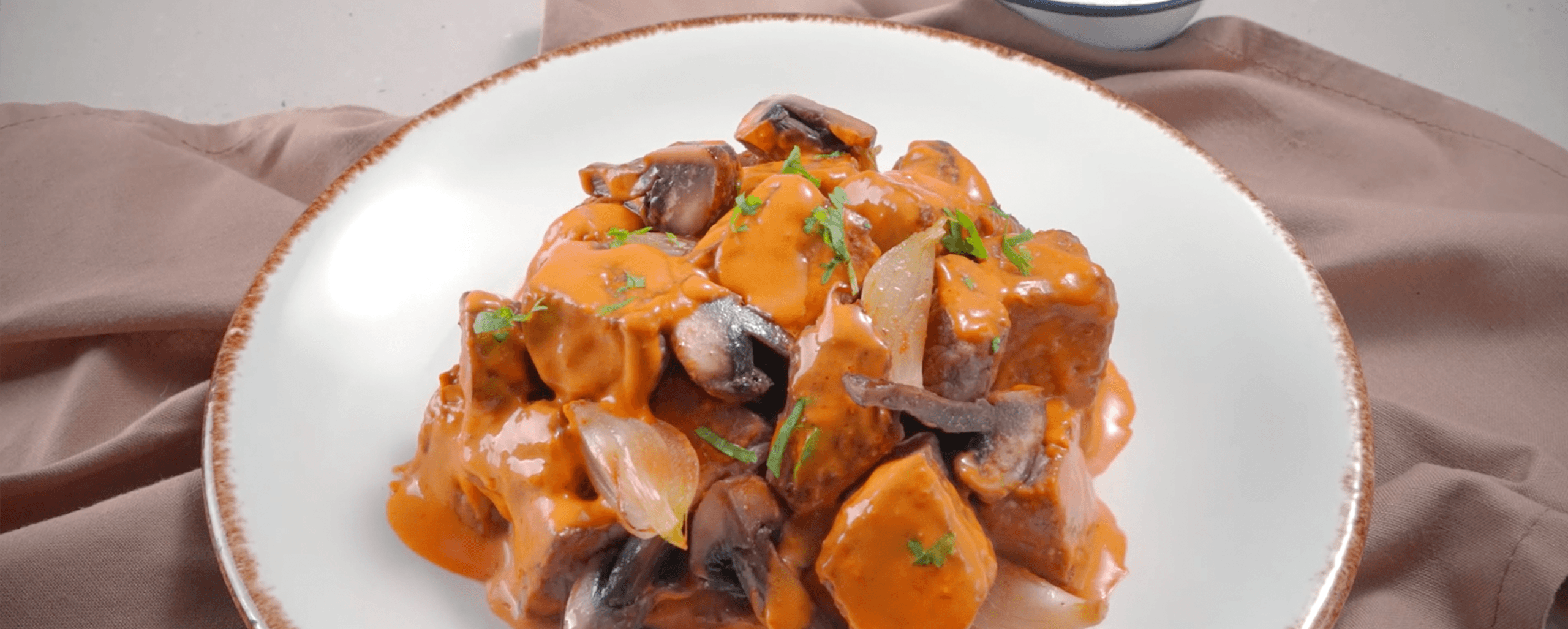 DETALLE Res con hongos en Salsa de Cacahuate