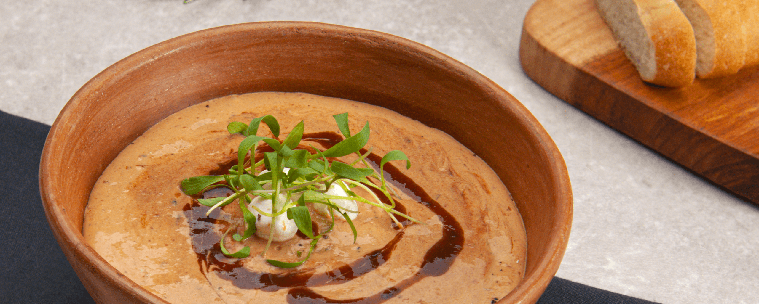 Imagen de Crema de Chilpotle con bolitas de queso de cabra