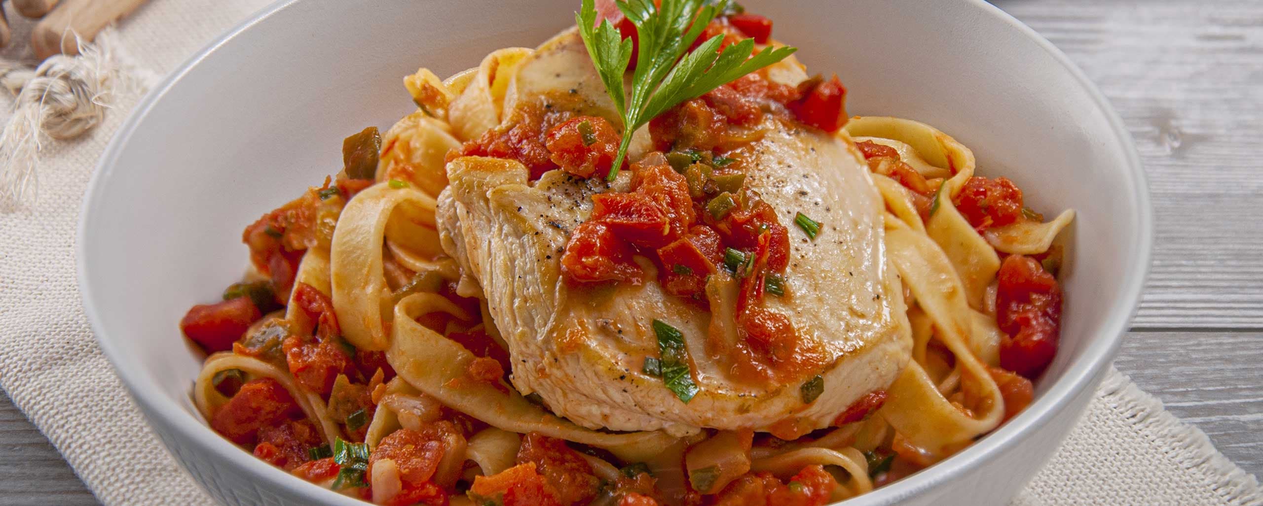 Imagen de Pasta larga a la mantequilla con medallón de pollo rostizado a las finas hierbas con Salsa Casera Herdez
