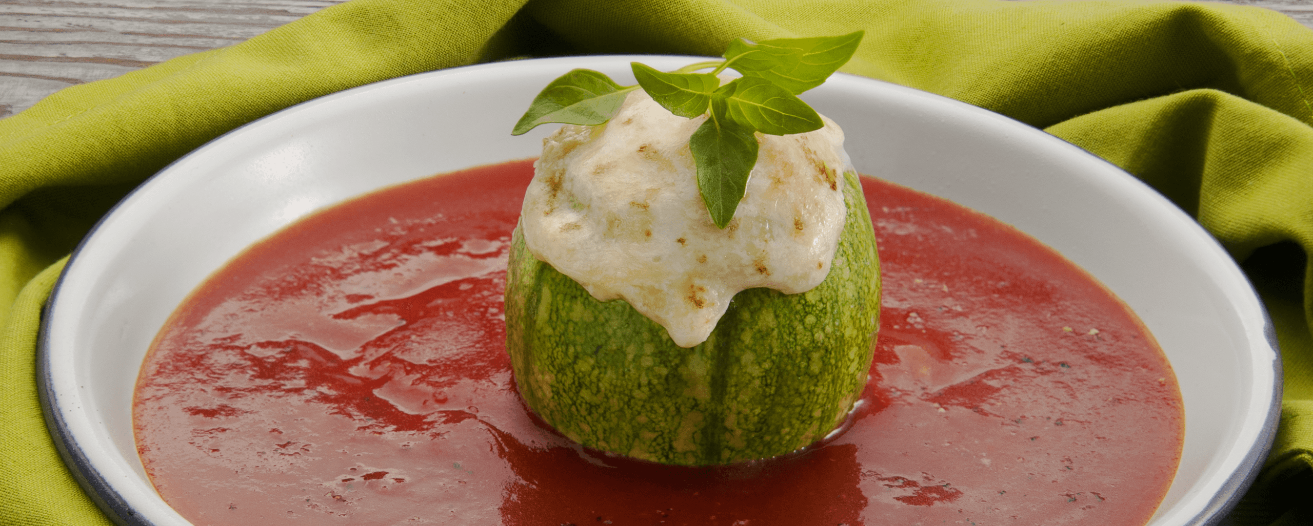 Imagen de Calabaza rellena de quesos y epazote en salsa de Tomates