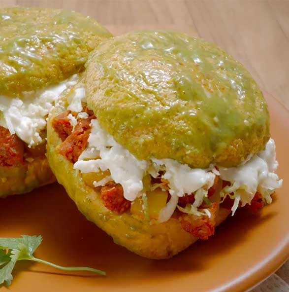 Imagen de Mini pambazos de papa con chorizo y Salsa Verde Herdez