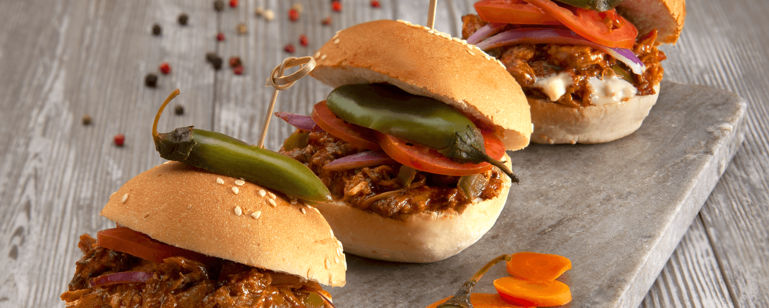 Imagen de Hamburguesas mini, rellena de pulled pork con Jalapeños Enteros en Escabeche