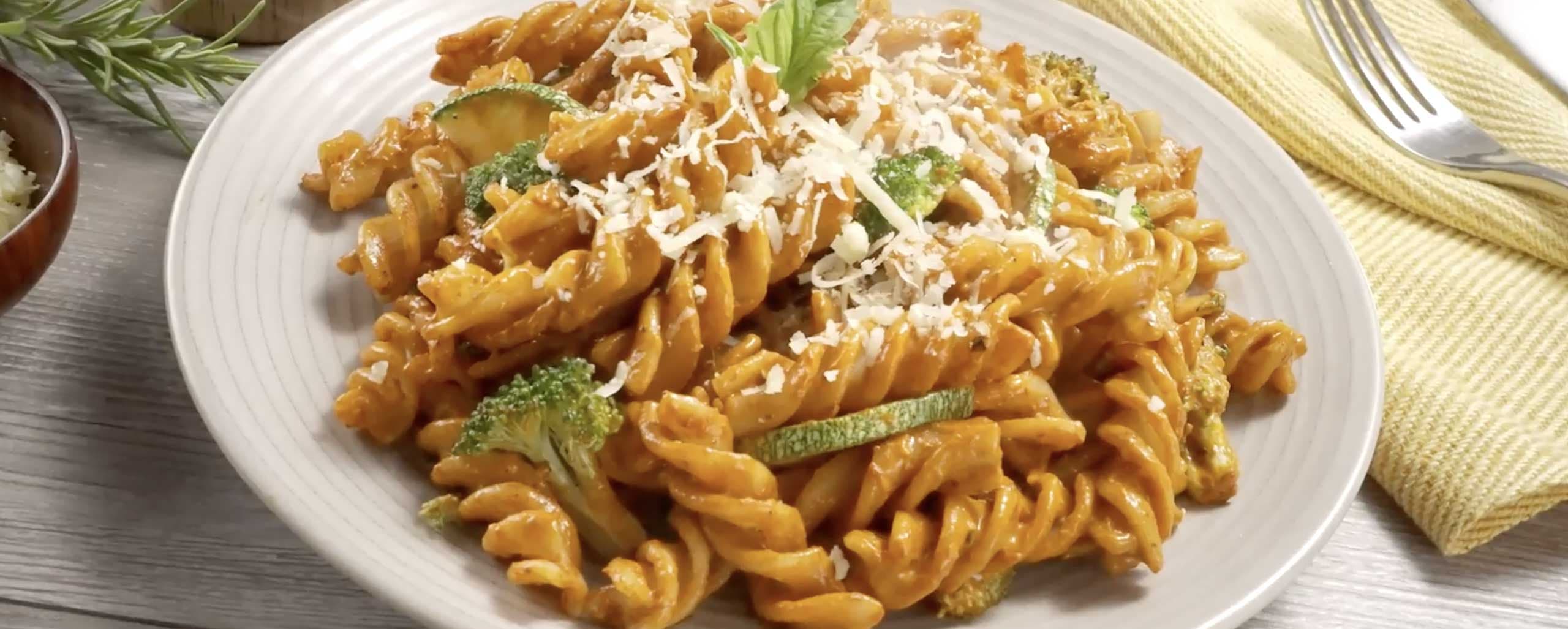 Imagen de Pasta corta con vegetales, Salsa Chipotle Picante Cremosa Herdez y queso parmesano.