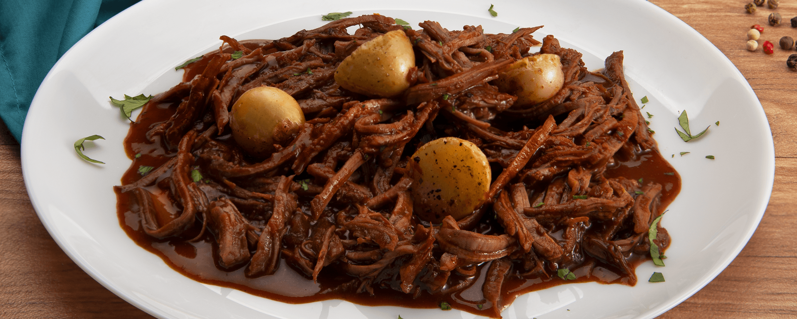 Imagen de Falda de res con papa cambray con Salsa de Chiles Serranos y Secos