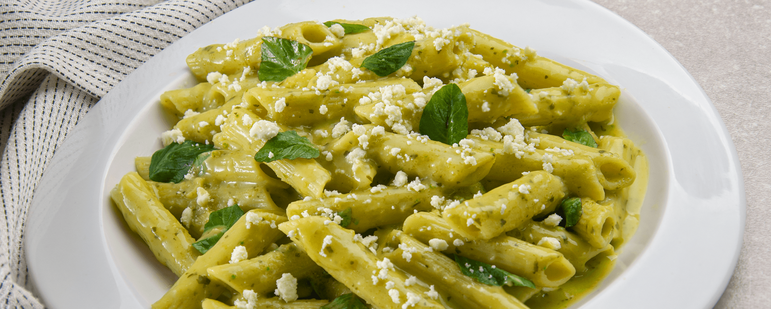 Imagen de Pasta penne con Guacamole, quelites y queso cotija