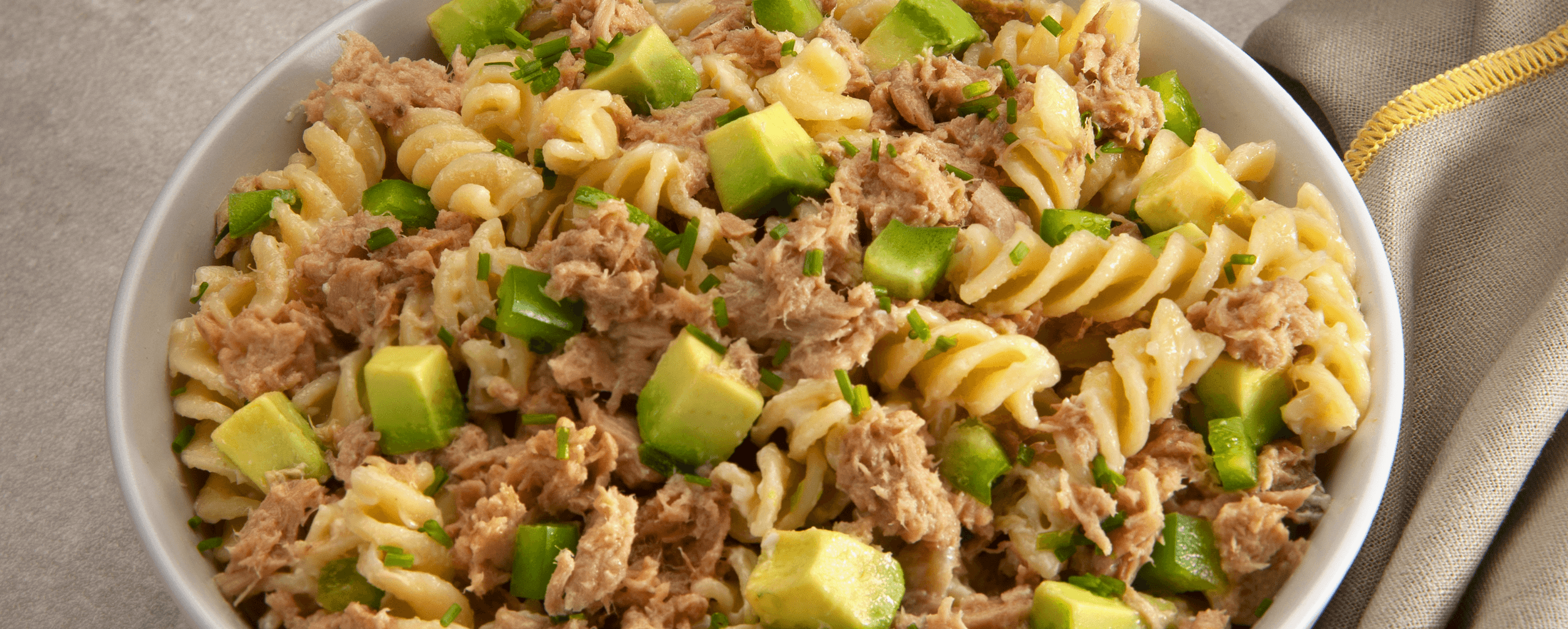 Imagen de Fusilli de Atún con Mayonesa-Limón, aguacate y cilantro
