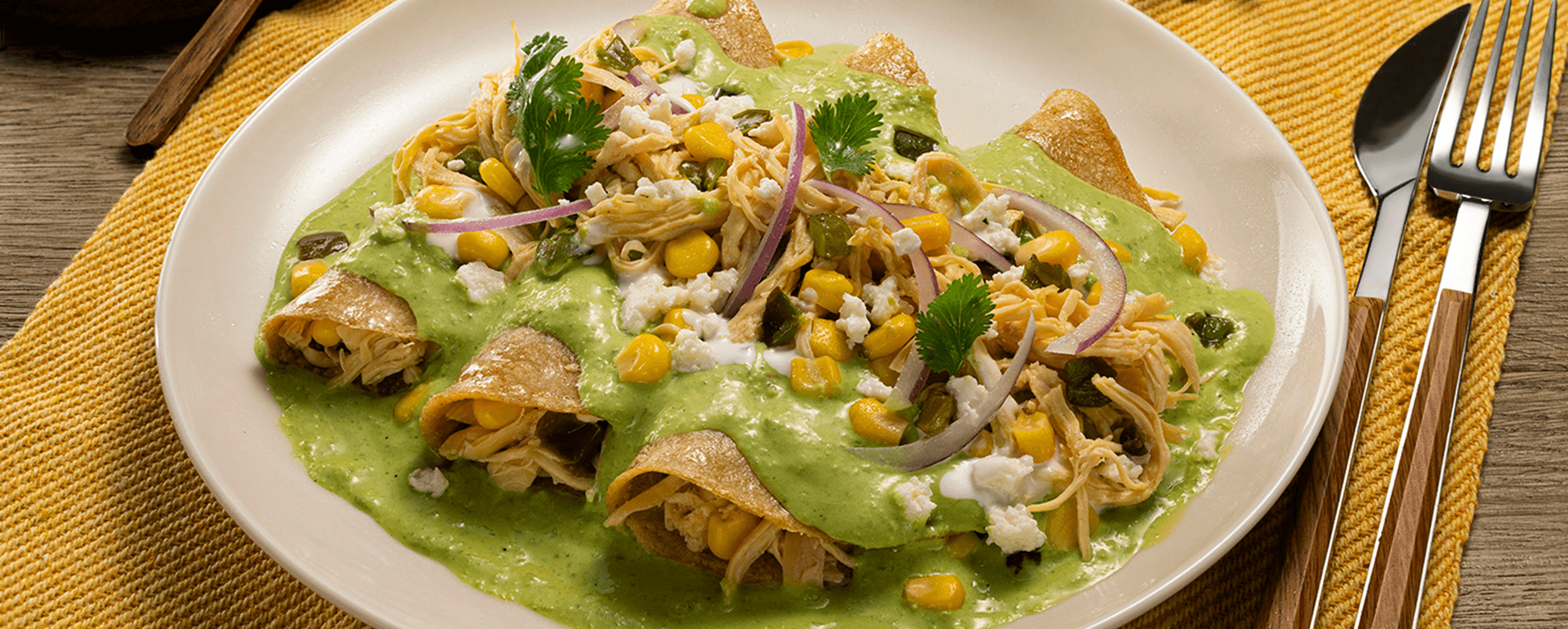 Enchiladas verdes cremosas